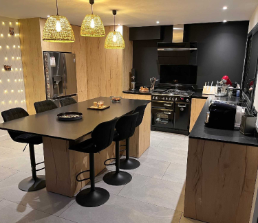 Cuisines sur-mesure BOIS et NOIR