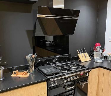 Cuisines sur-mesure BOIS et NOIR