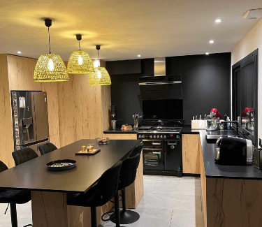 Cuisines sur-mesure BOIS et NOIR